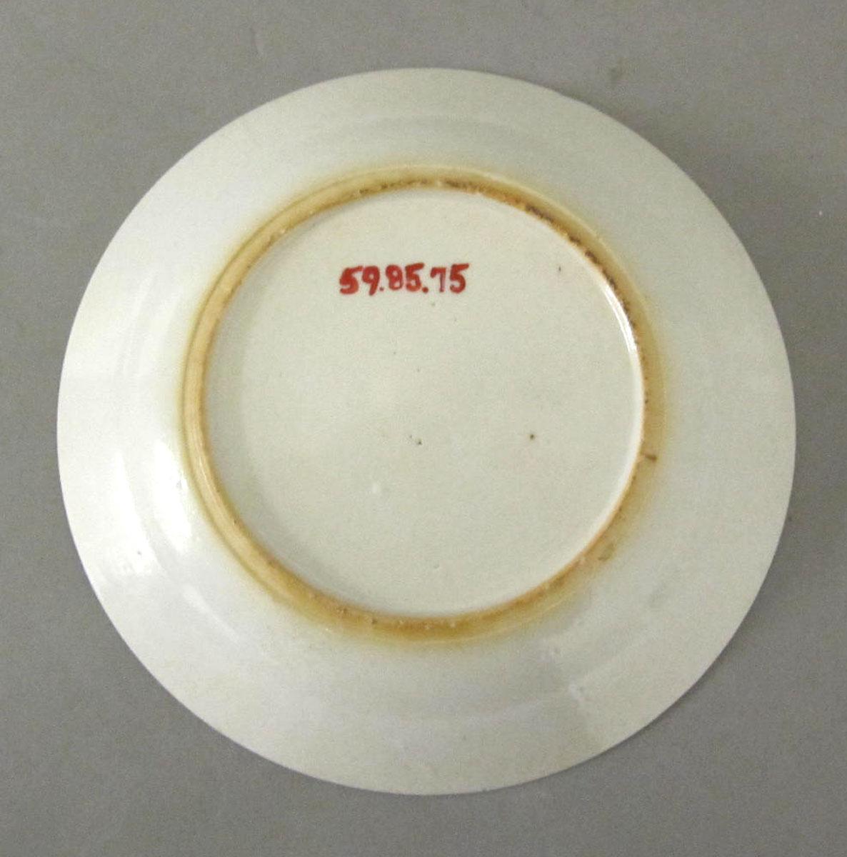 1959.0085.075 Porcelain saucer underside