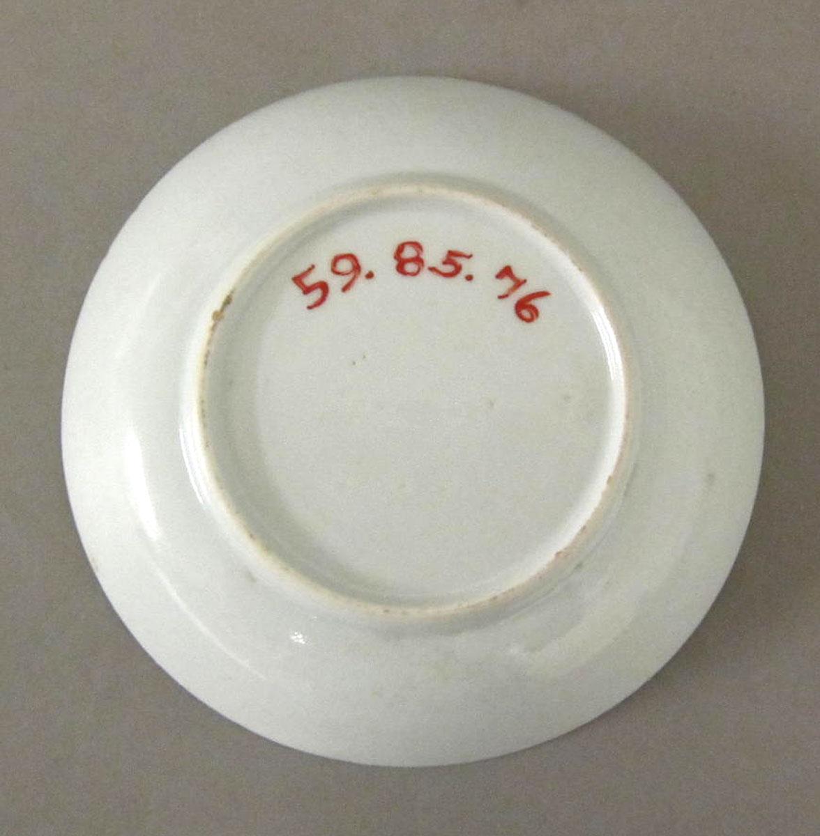 1959.0085.076 Porcelain saucer underside