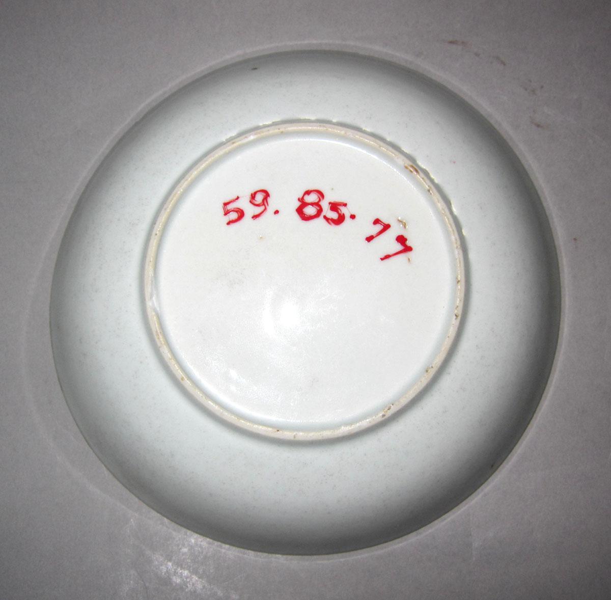 1959.0085.077 Porcelain saucer underside