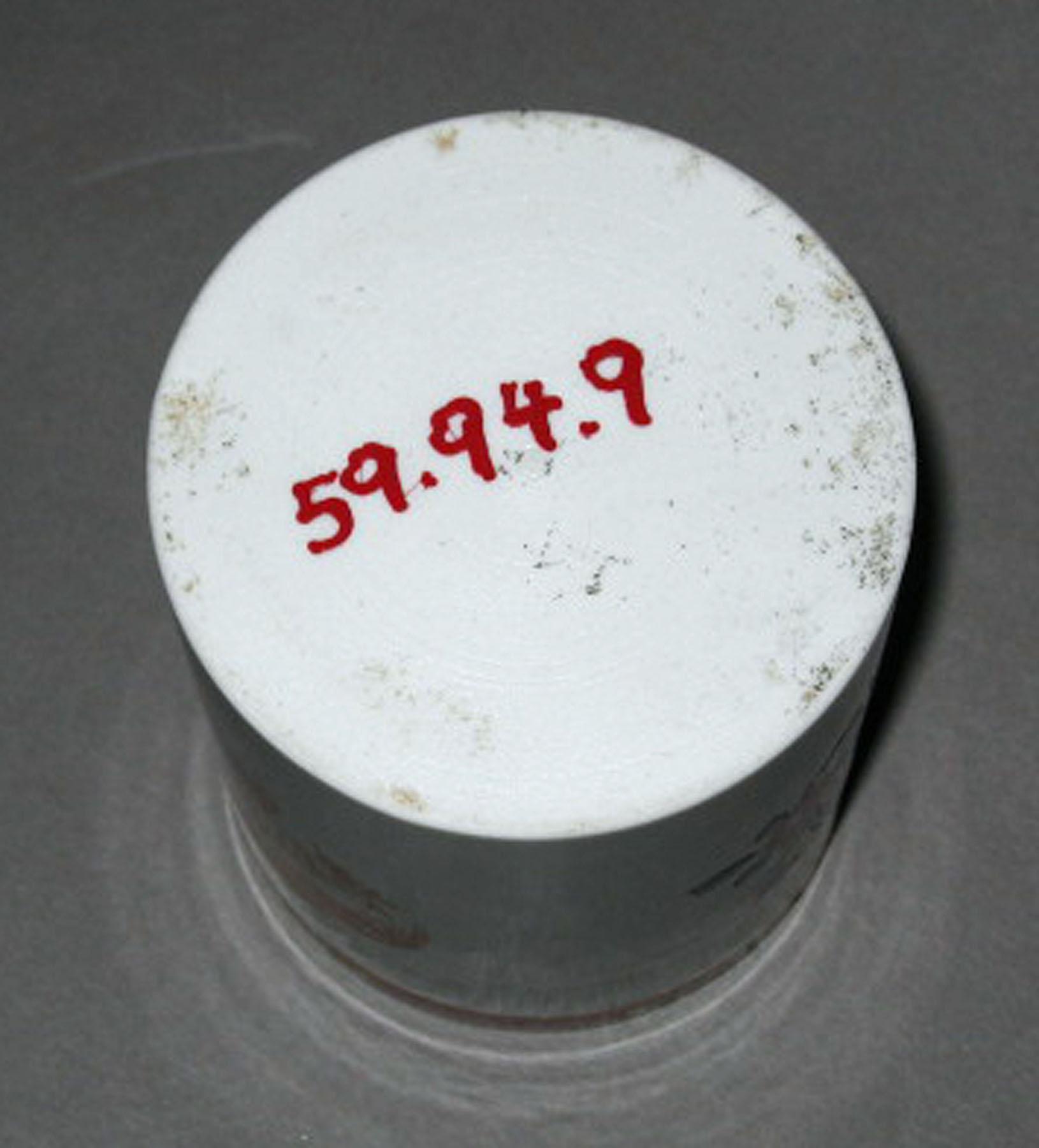 1959.0094.009 French porcelain mug (underside)