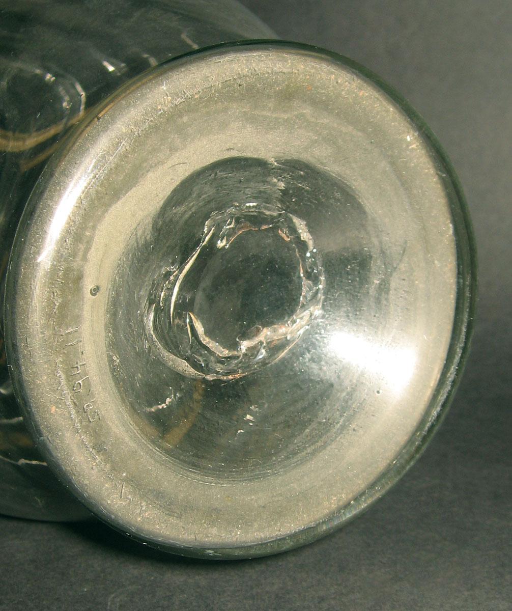 1959.0094.011 Glass vase (underside)
