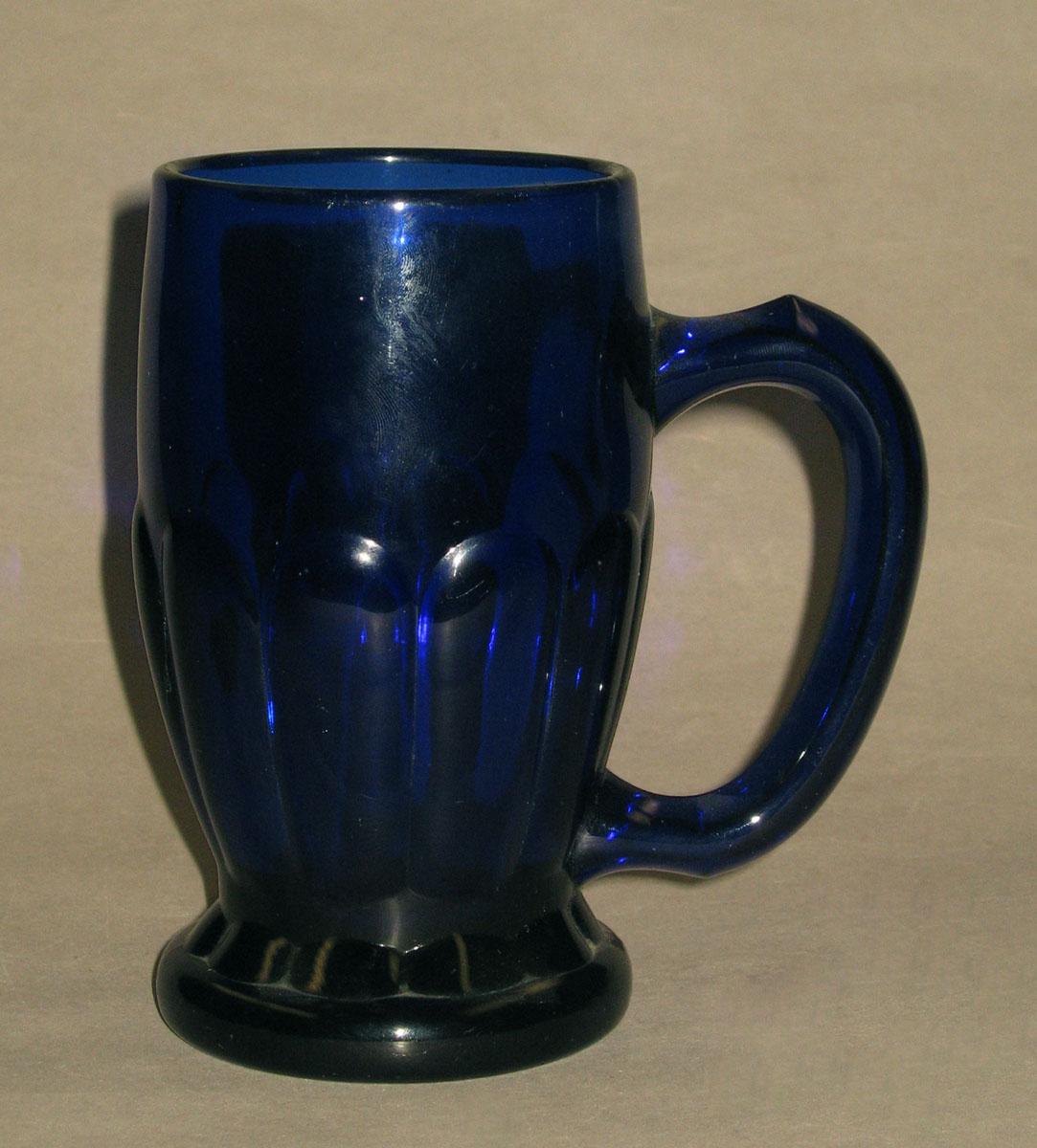 1959.0094.016 Blue glass mug