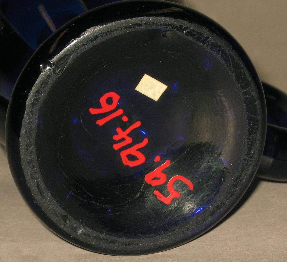 1959.0094.016 Blue glass mug (underside)
