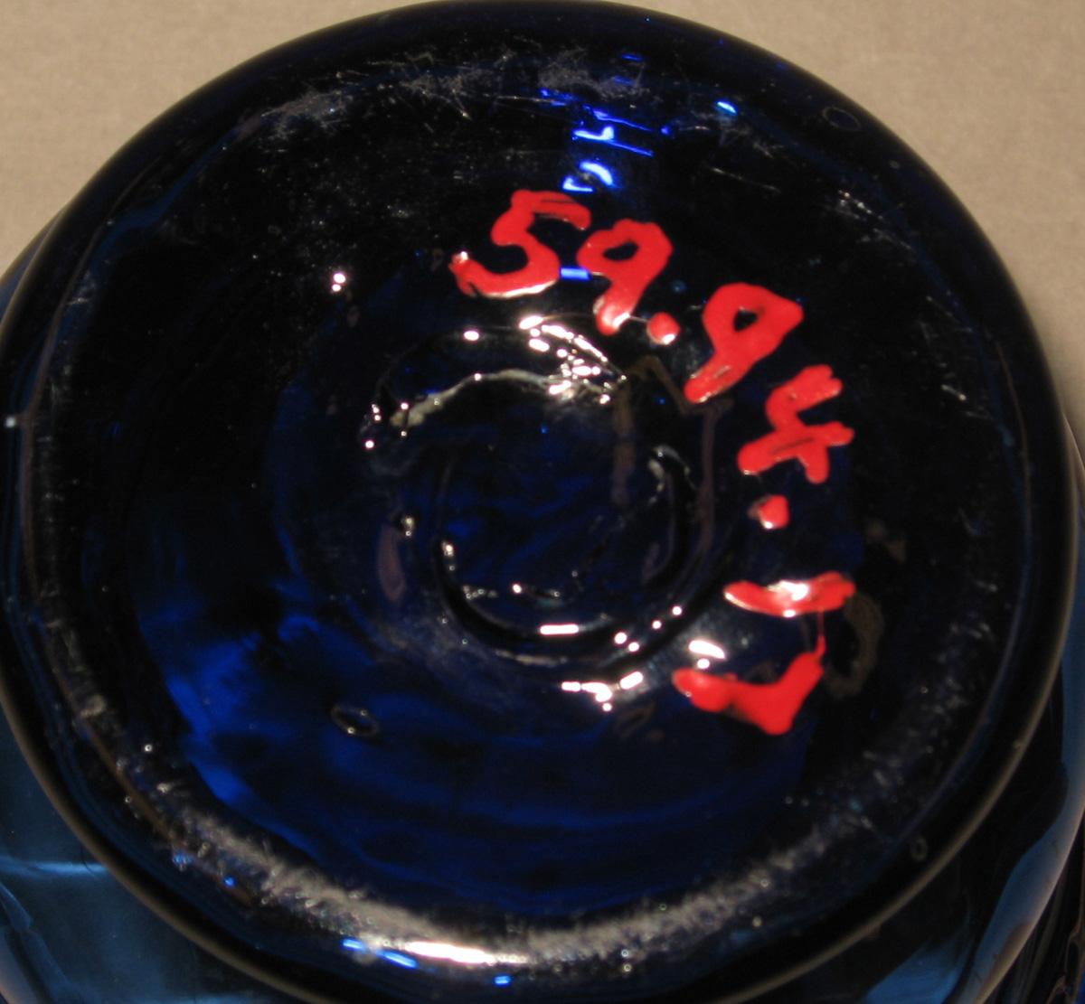 1959.0094.017 Blue glass bowl (underside)