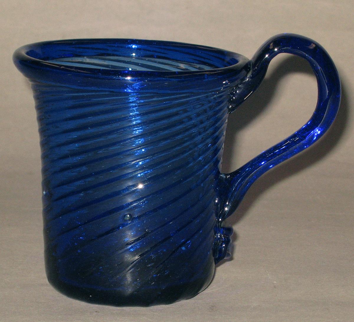 1959.0094.018 Blue glass mug