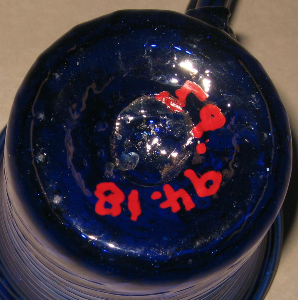 1959.0094.018 Blue glass mug (underside)