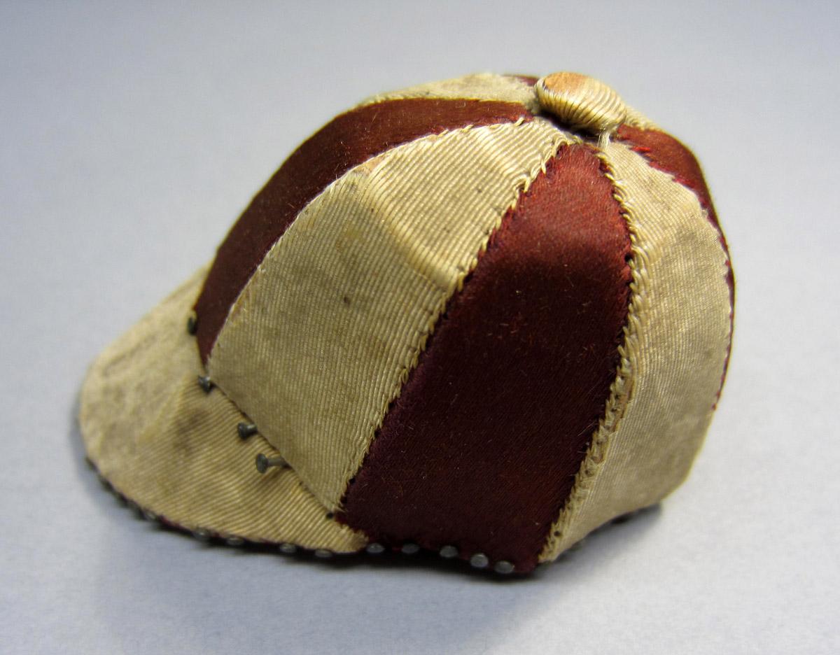 2012.0024.012 Pin cushion, Hat side