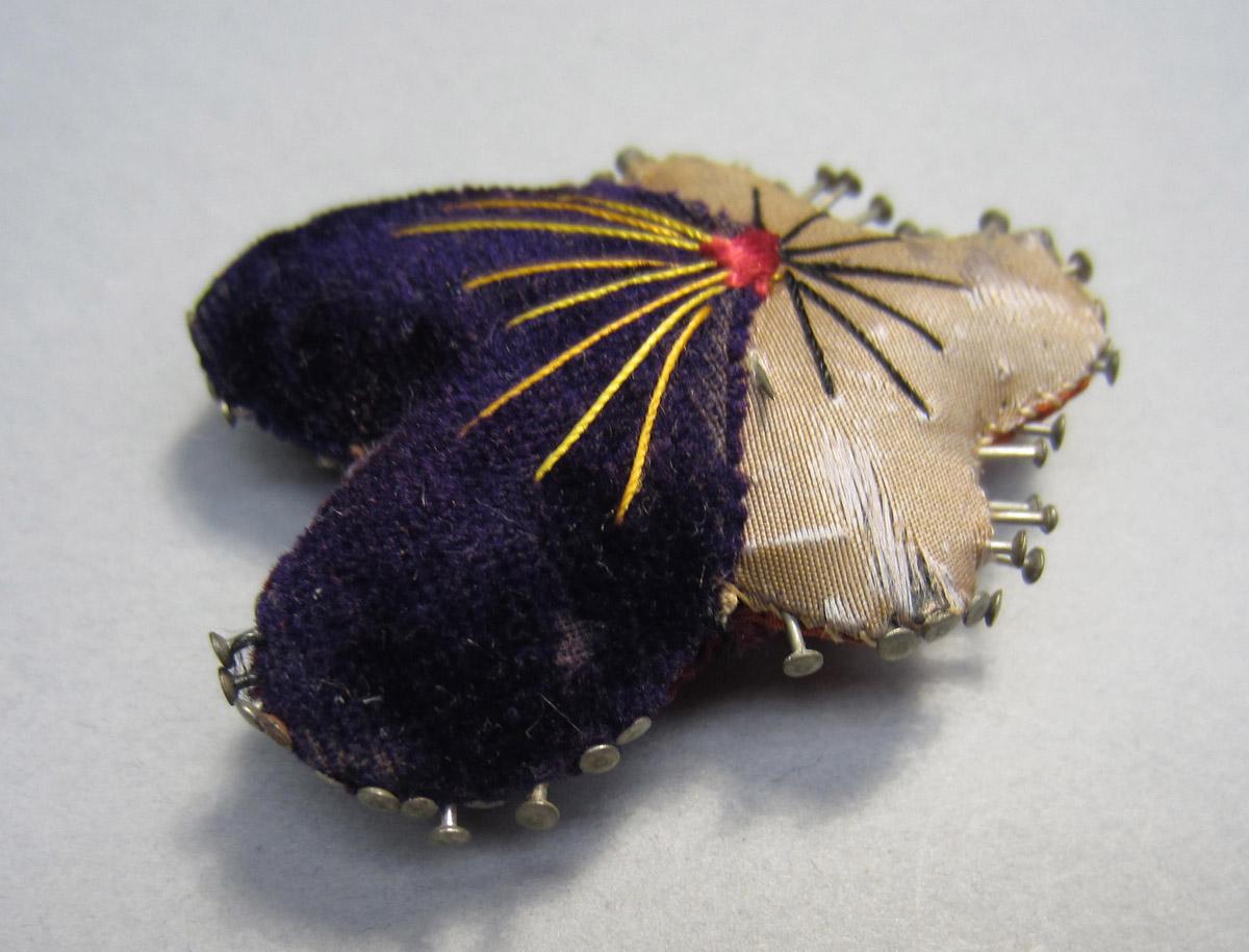 2012.0024.019 Pin cushion, Damage
