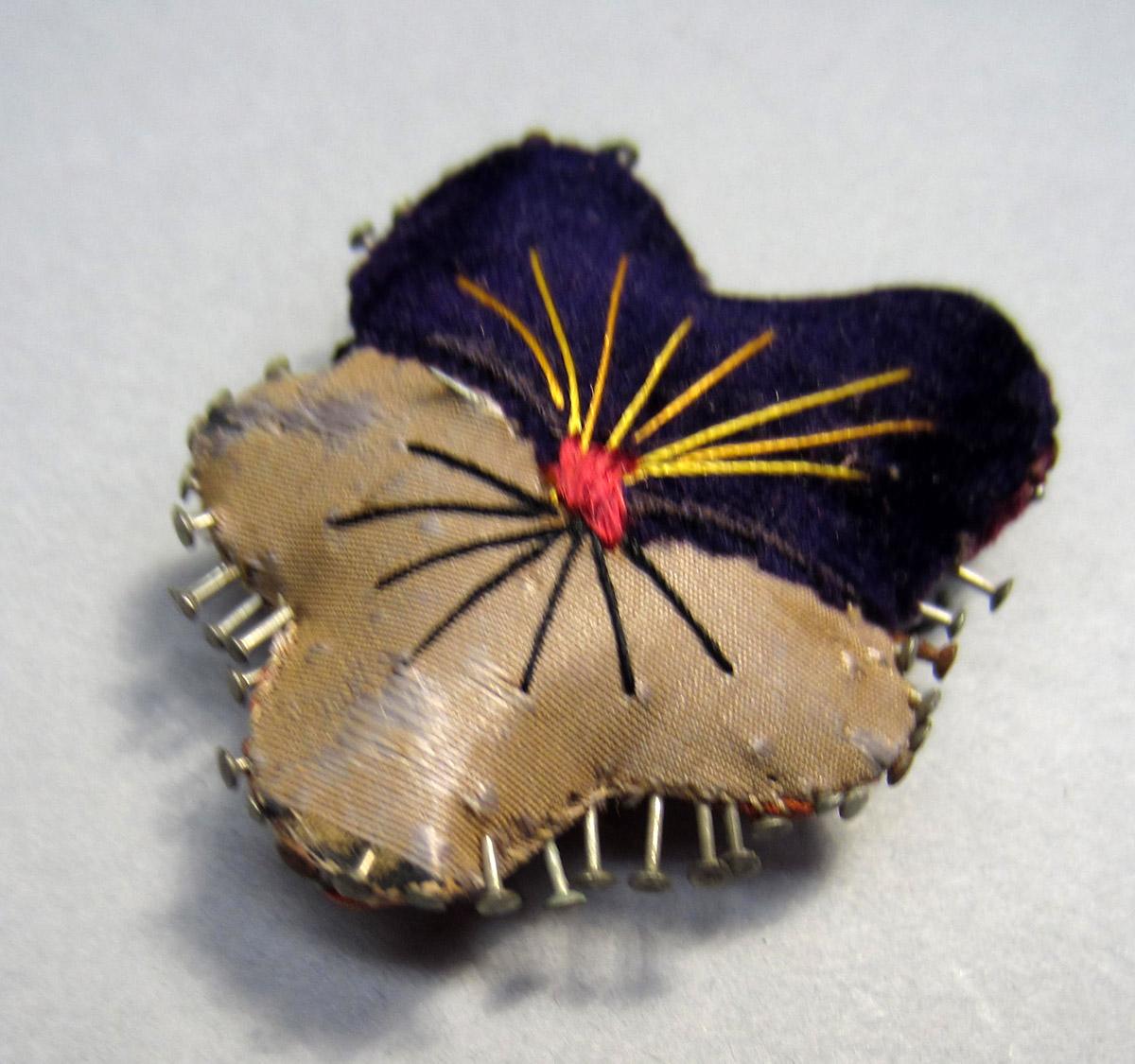 2012.0024.019 Pin cushion, Pins