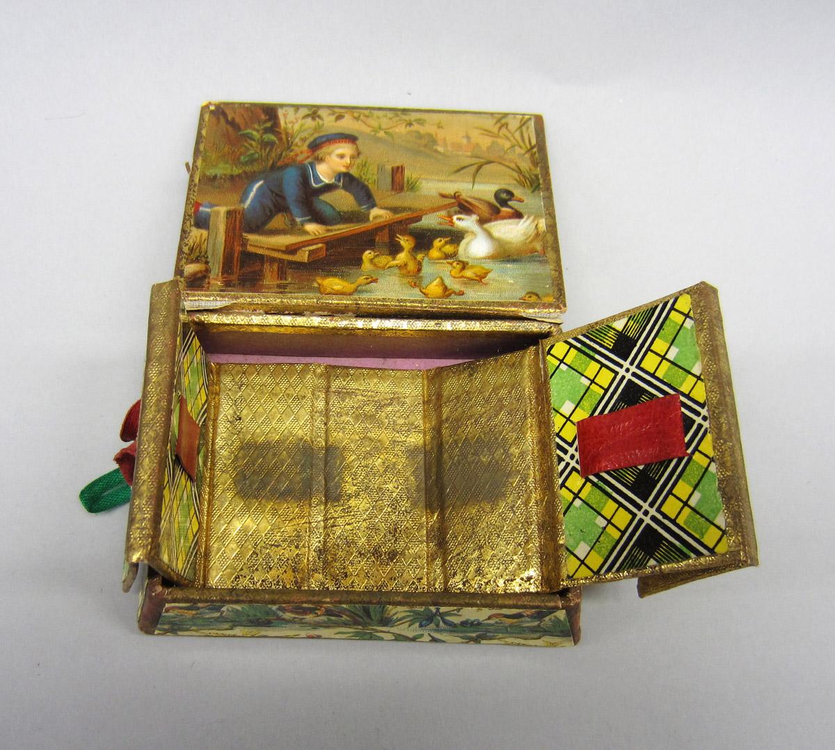 2012.0024.021 Needle case, Interior 2