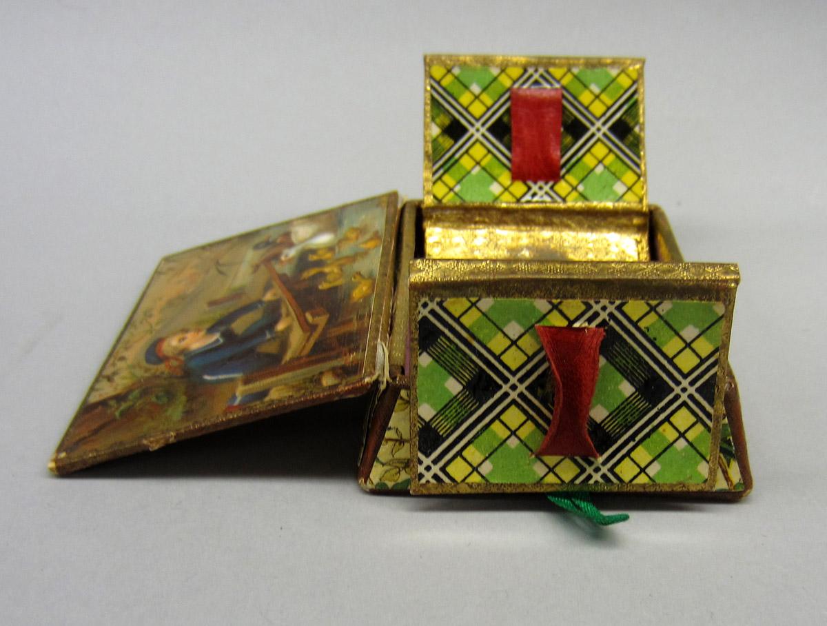 2012.0024.021 Needle case, Tartan