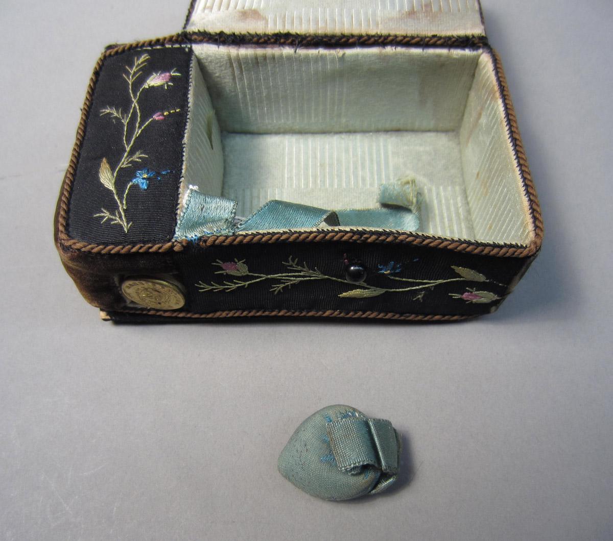 2012.0024.022 A-B Sewing box, Detail 2