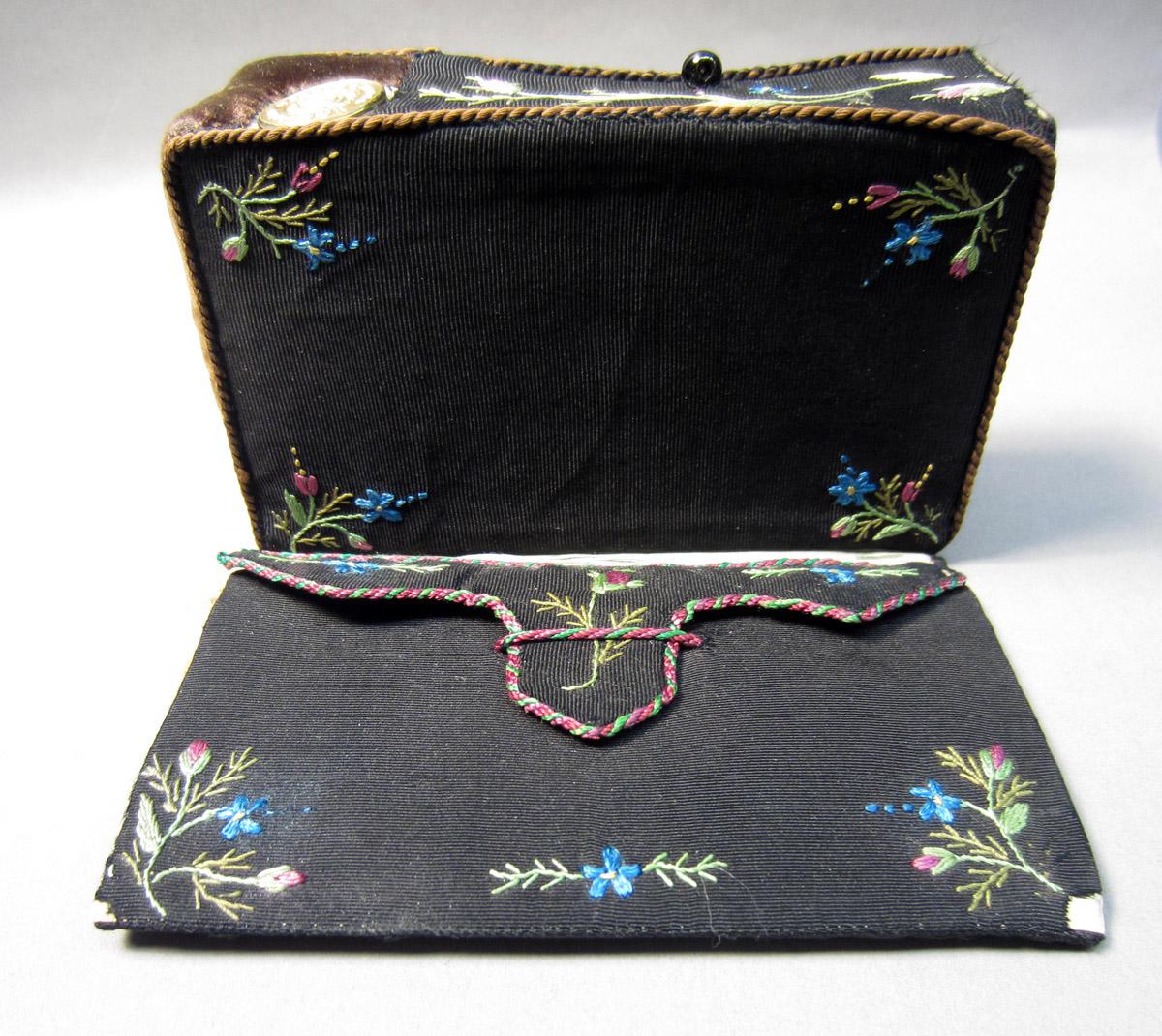 2012.0024.022 A-B, Sewing box, Folder