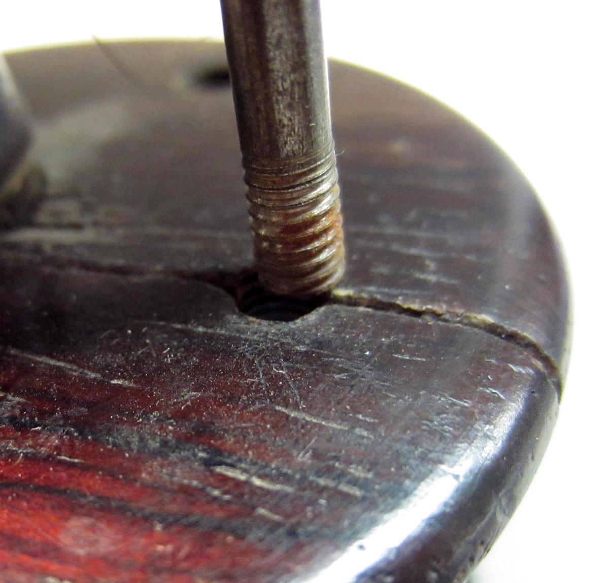 2012.0024.026 A-B Thread holder, Crack