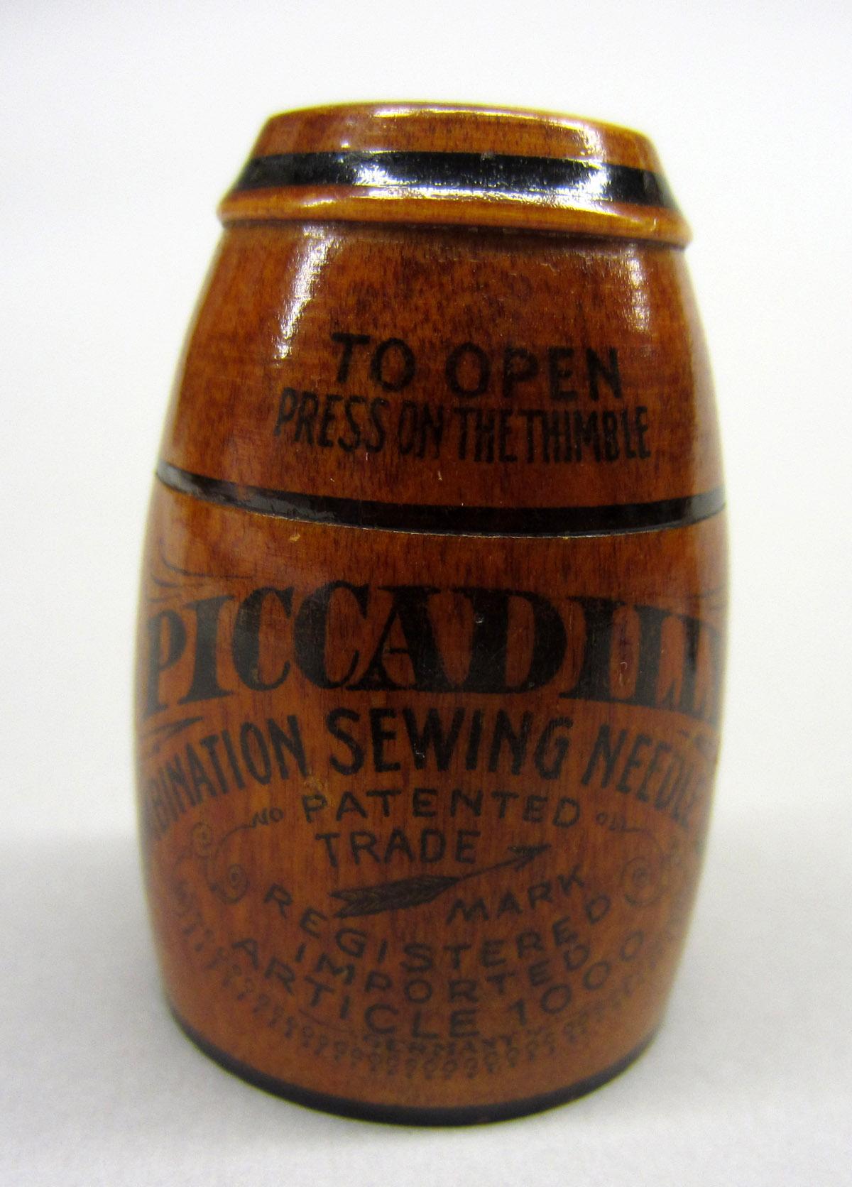 2012.0024.035 A-E Needle and thimble case, Case front