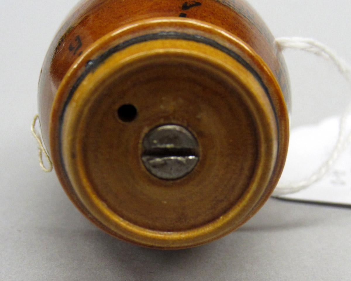 2012.0024.035 A-E Needle and thimble case, Underside