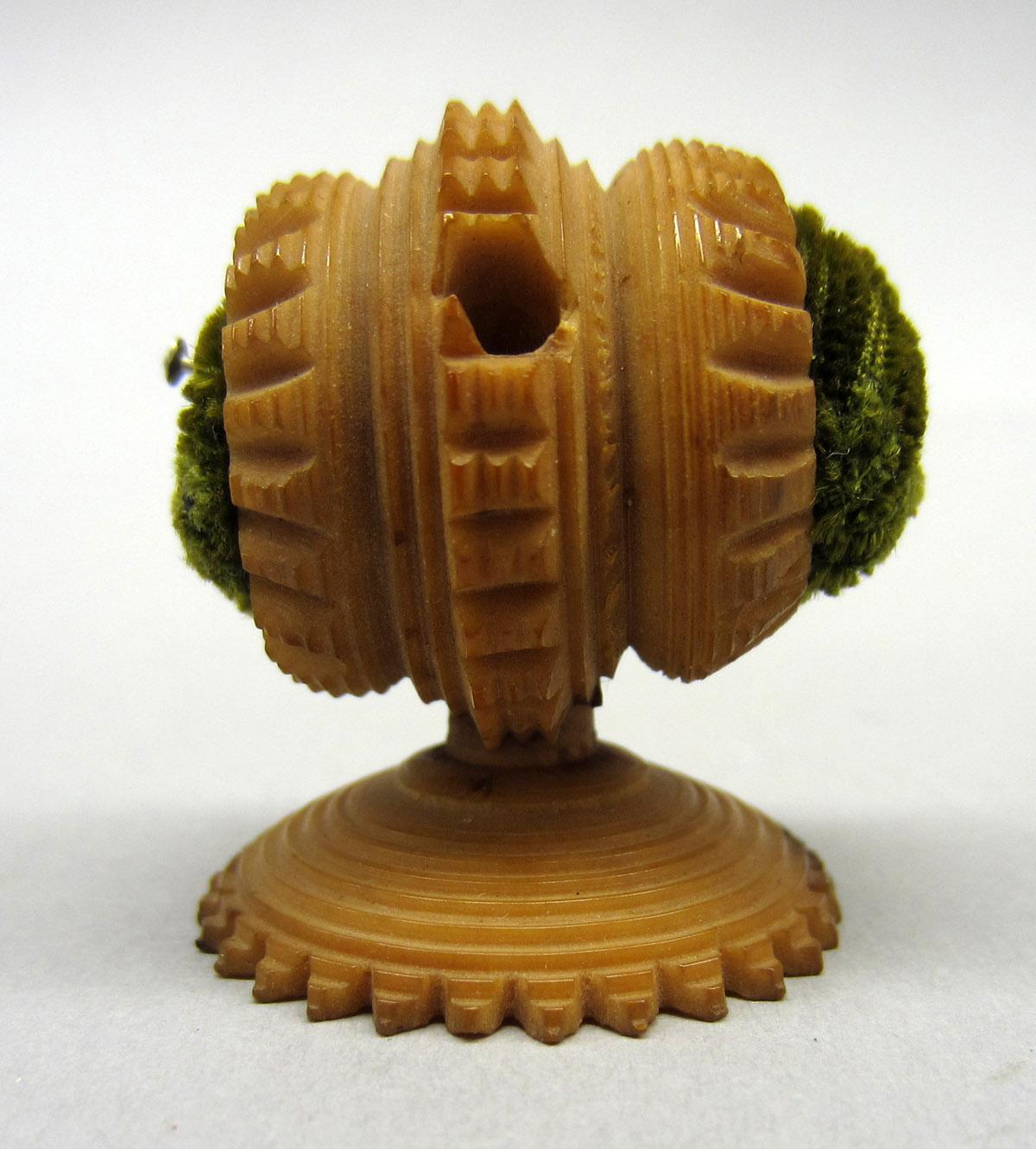 2012.0024.039 Pin cushion, Side 1