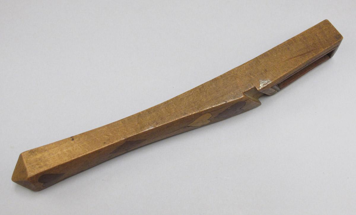 2012.0024.043 Knitting sheath, Side 2