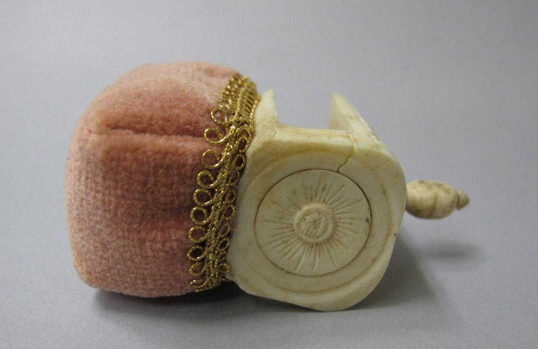 2012.0024.102 side, Tool (for sewing), Pincushion