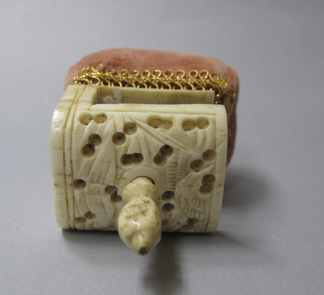 2012.0024.102 underside, Tool (for sewing), Pincushion