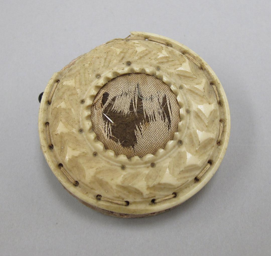 2012.0024.105 overall 1, Tool (for sewing), Pincushion