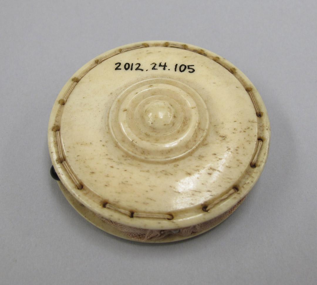 2012.0024.105 overall 2, Tool (for sewing), Pincushion