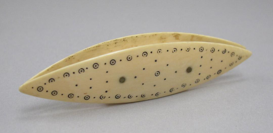2012.0024.112 overall 1, Tool (for sewing), Tatting shuttle