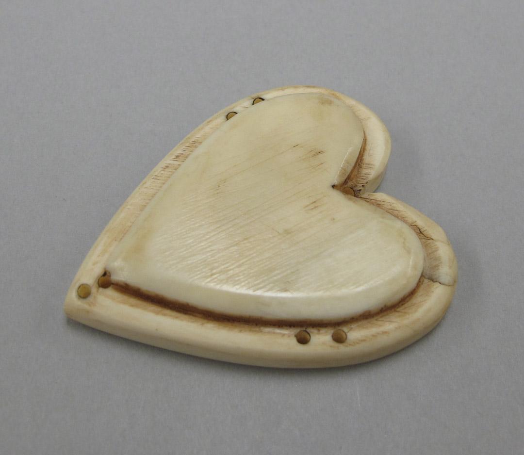 2012.0024.119 overall 2, Tool (for sewing), Ornament