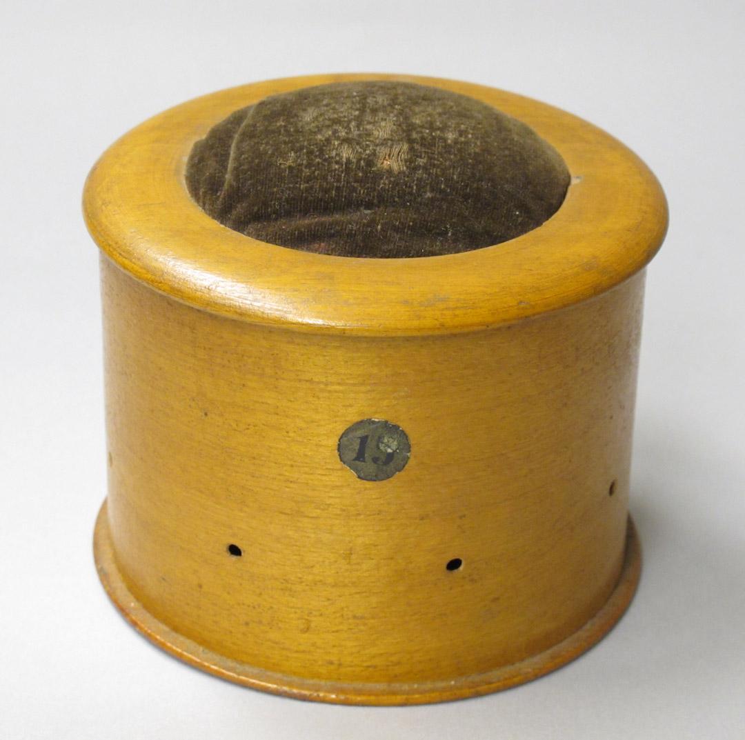 2012.0024.127 A-K overall, Tool (for sewing), Thread holder