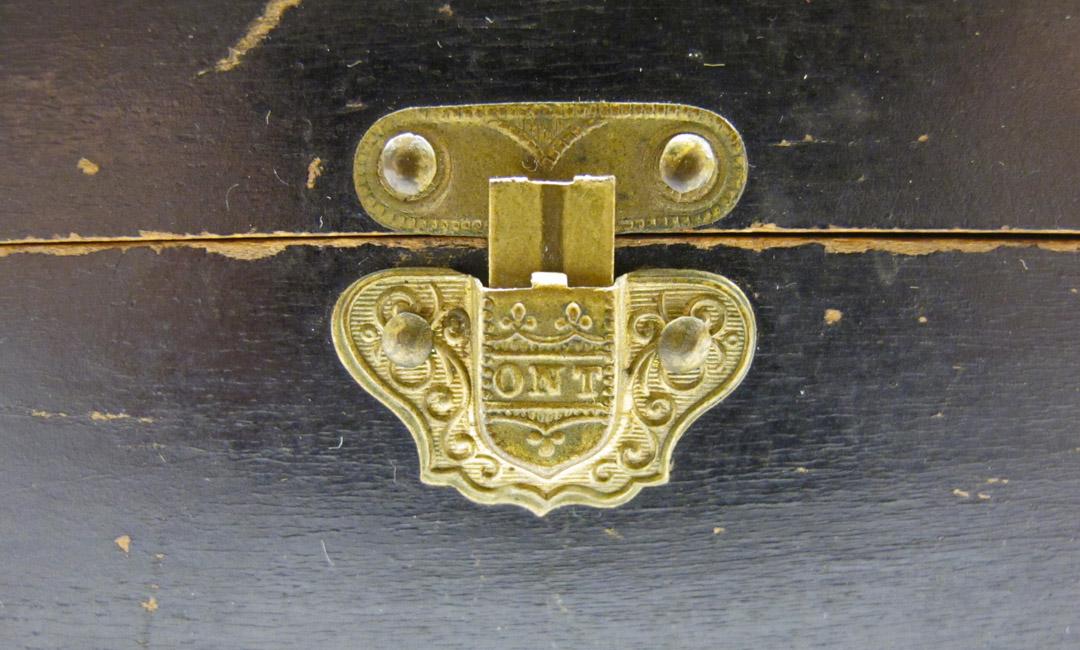 2012.0024.128.001 A-K detail 1, Tool (for sewing), Box