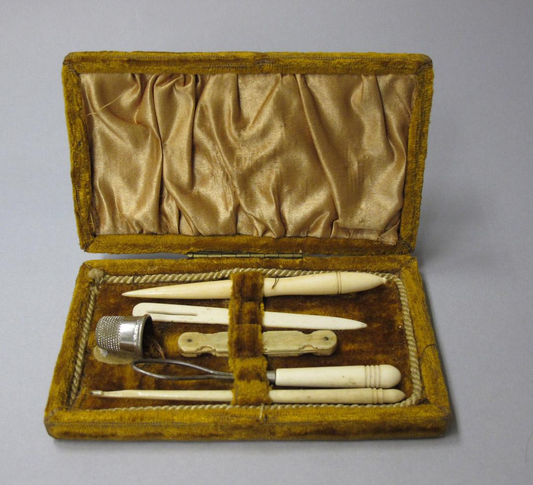 2012.0024.129 A-G overall 1, Tool (for sewing), Needle case