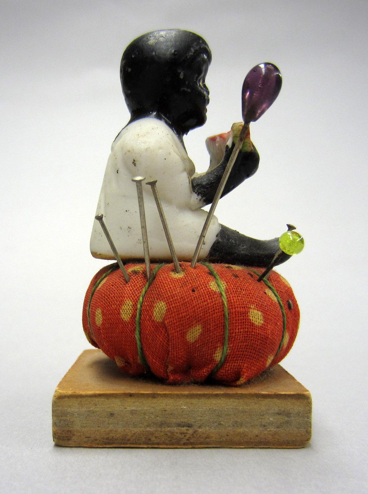 2012.0024.131 Pin cushion, Side 2