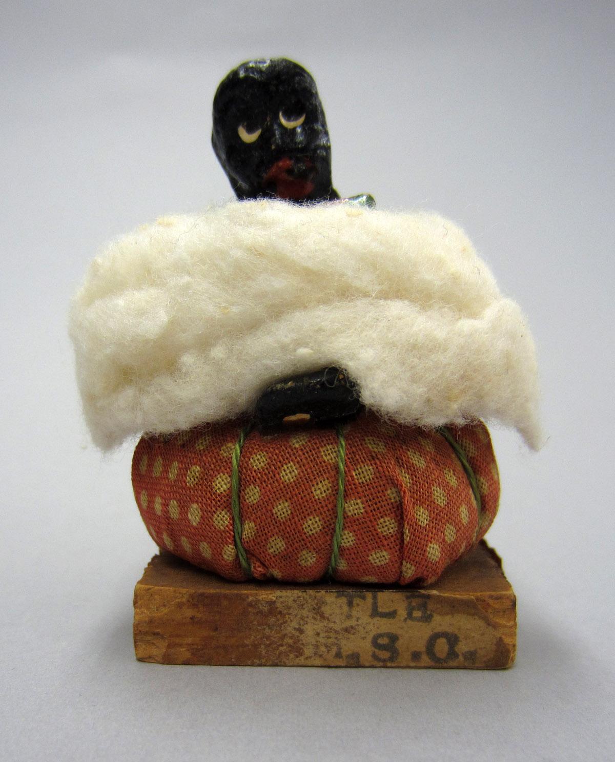 2012.0024.132 Pin cushion (Character: Sambo), Front
