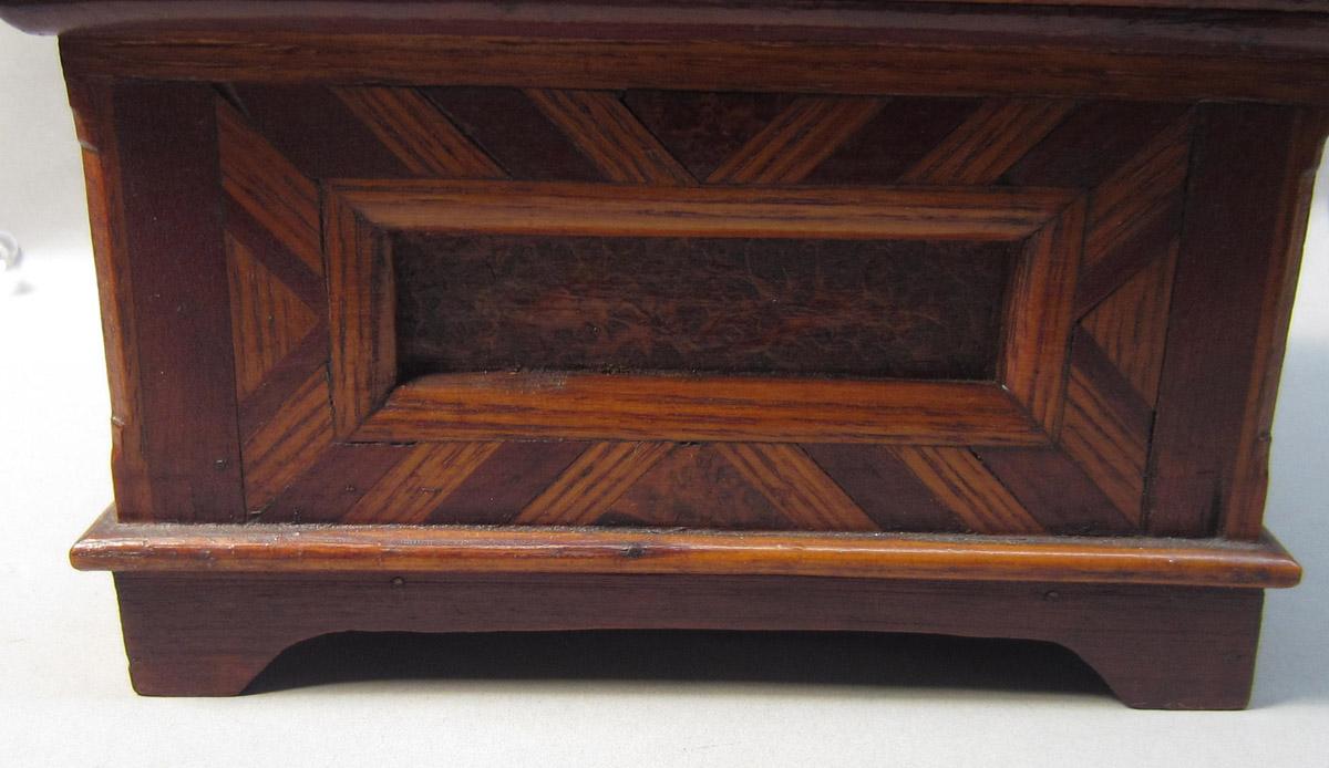 2012.0024.135 Sewing box, Back