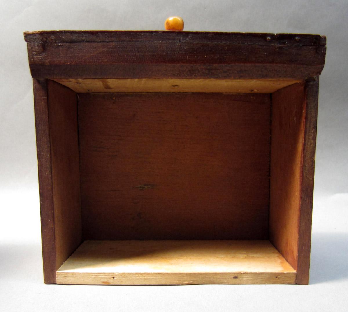 2012.0024.135 Sewing box, Drawer interior