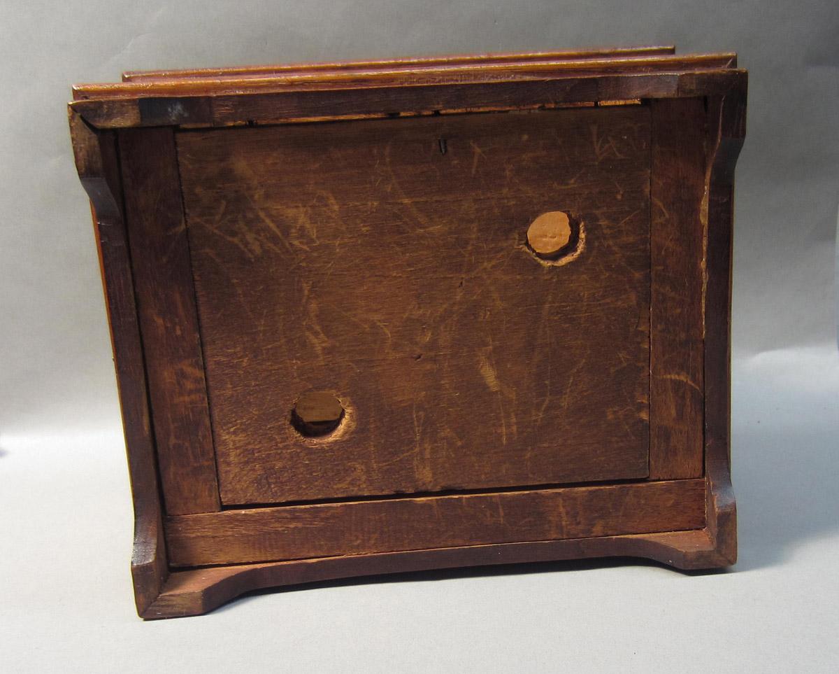 2012.0024.135 Sewing box, Underside