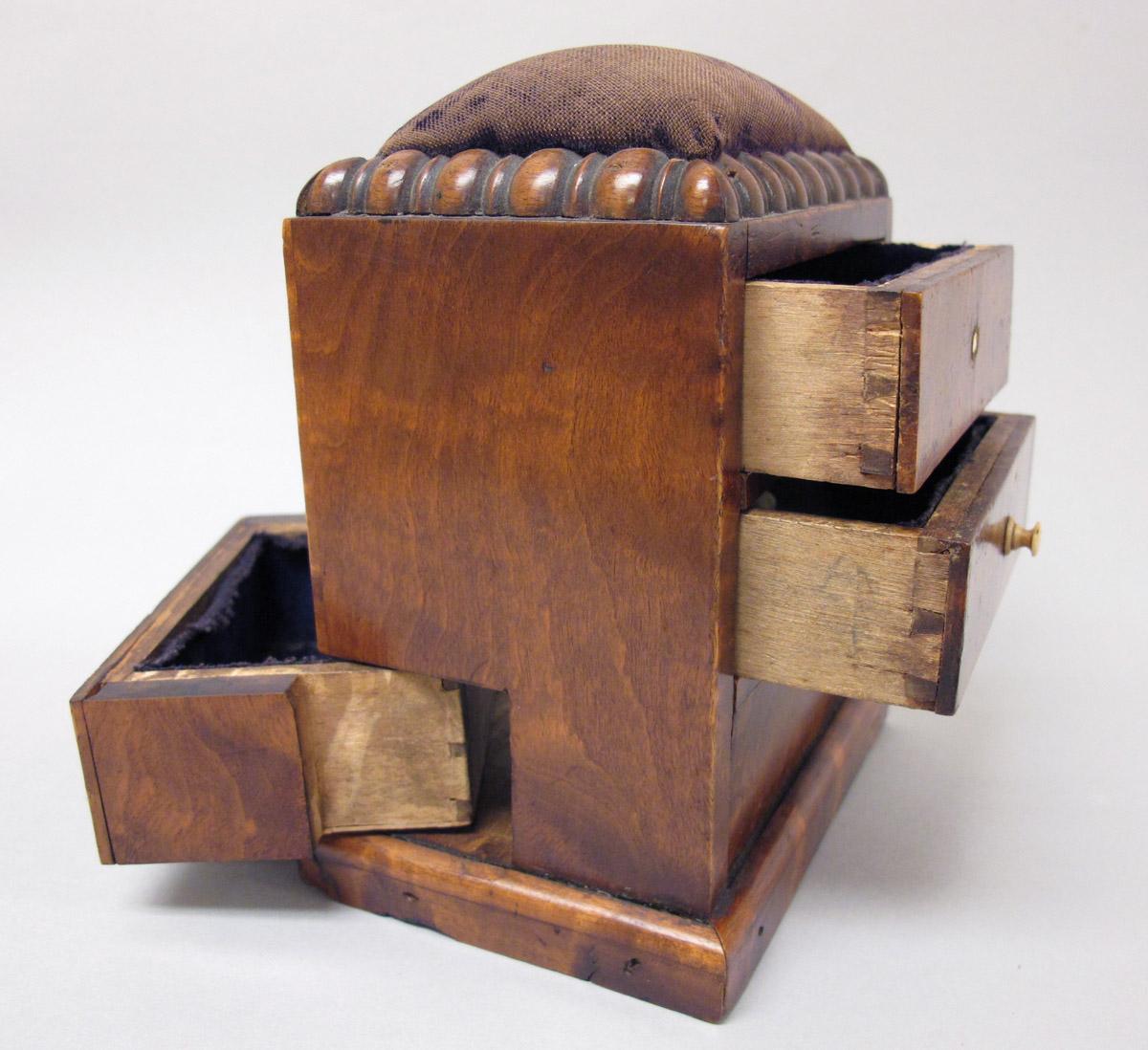 2012.0024.136 Sewing box, Perspective