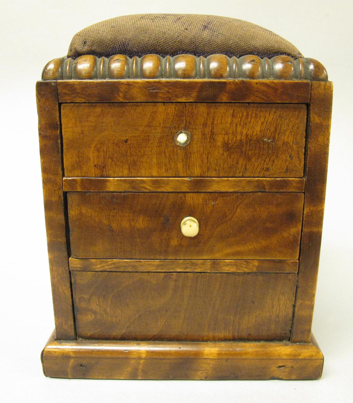 2012.0024.136 Sewing box, Front 1