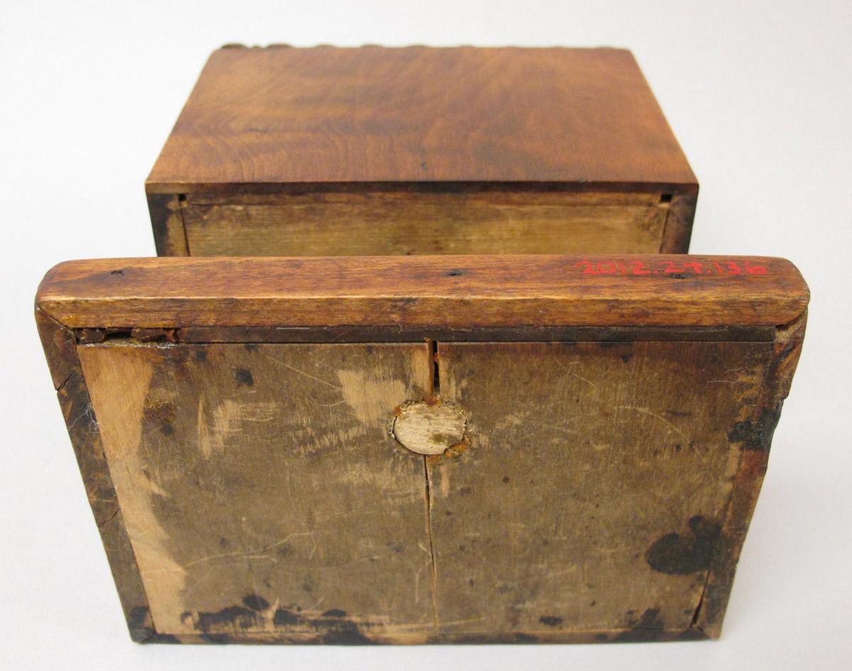 2012.0024.136 Sewing box, Underside