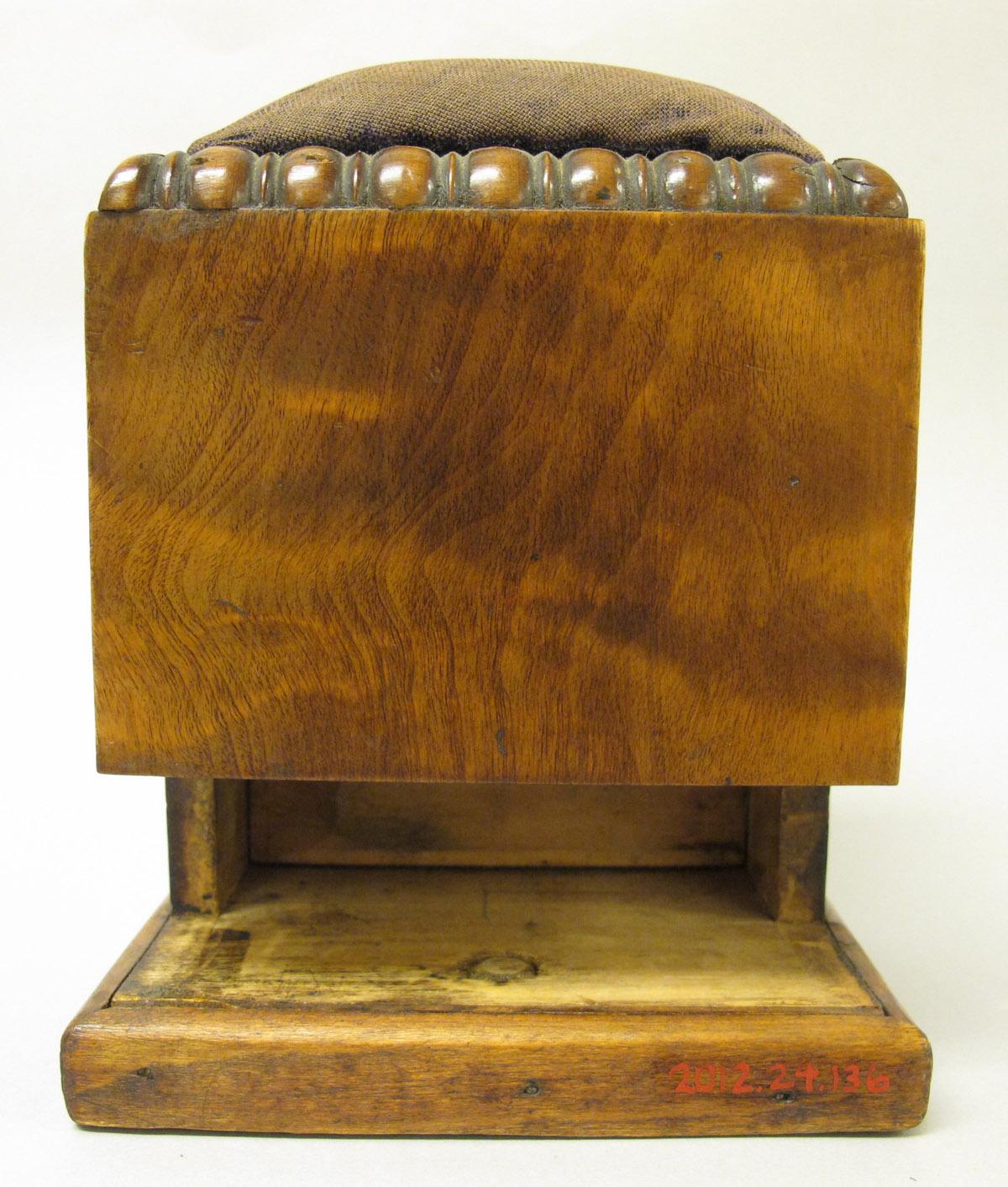 2012.0024.136 Sewing box, Rear