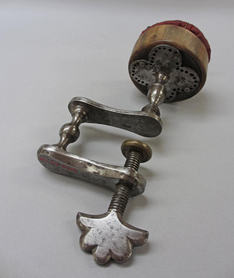 2012.0024.137 underside, Tool (for sewing), Pin cushion