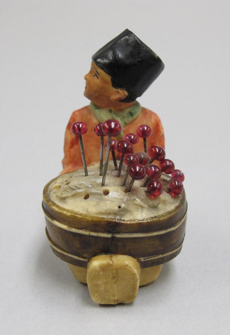 2012.0024.149 overall, Tool (for sewing), Pin cushion