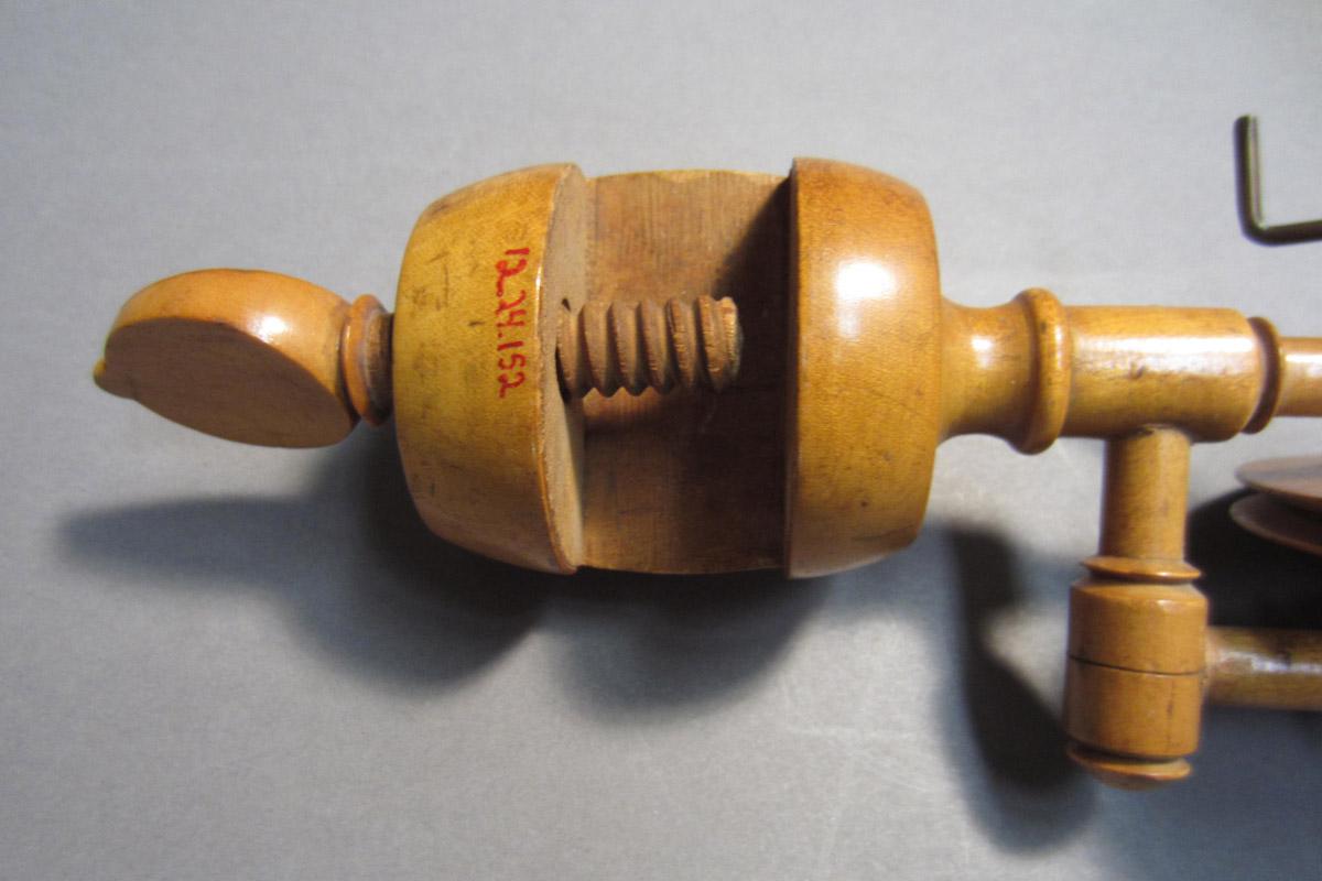 2012.0024.152 Bobbin winder, Clamp