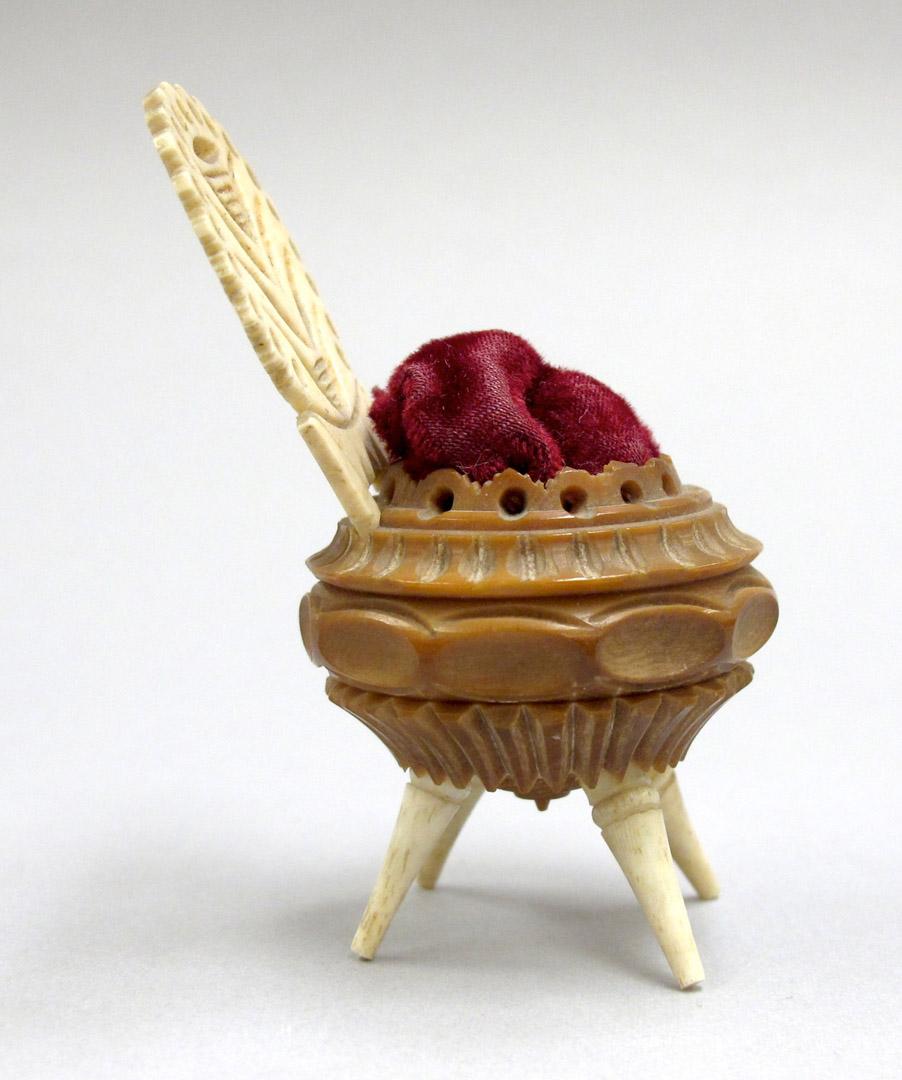 2012.0024.157 overall 2, Tool (for sewing), Pincushion