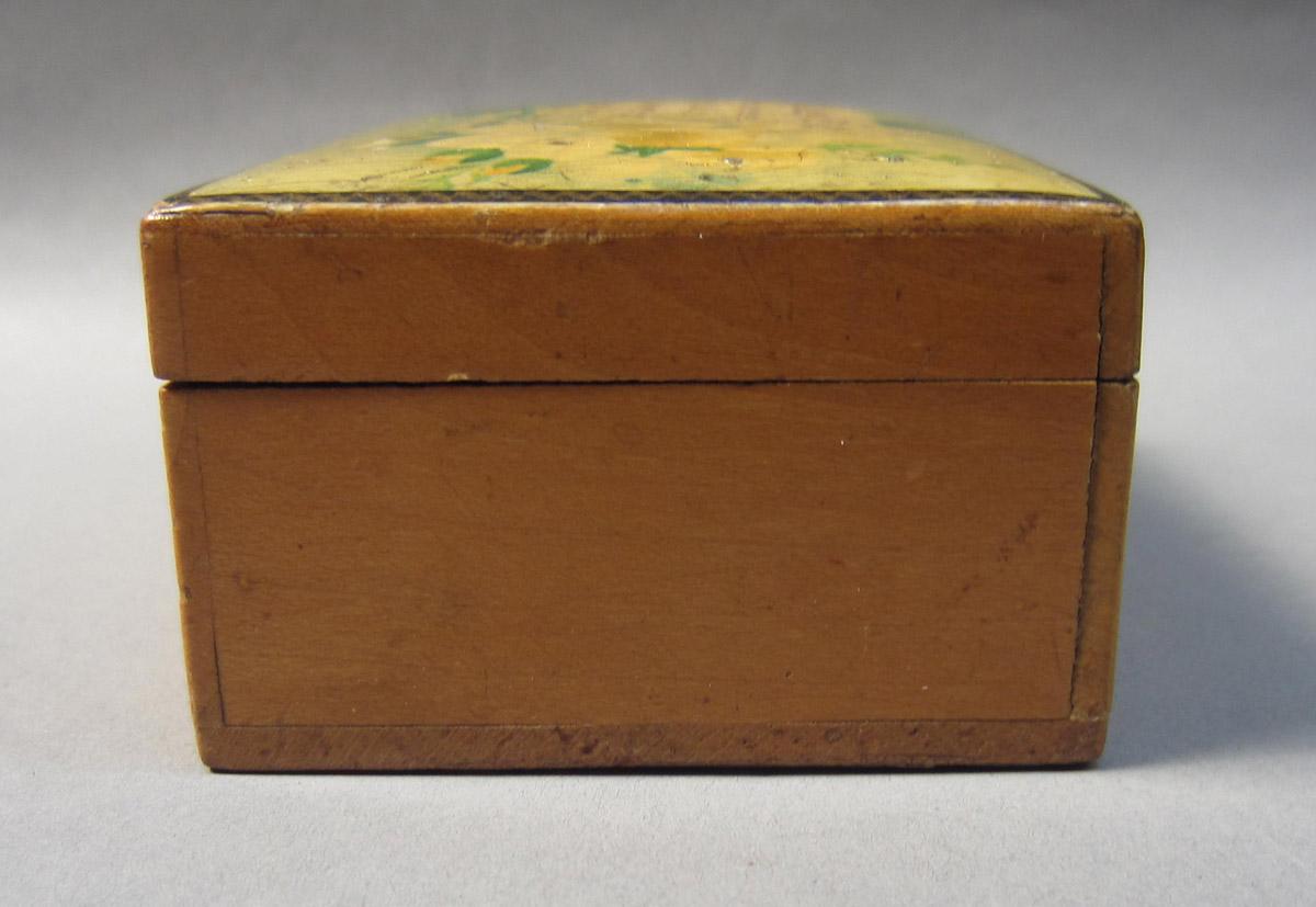 2012.0024.158 A-B Sewing box, Side 2