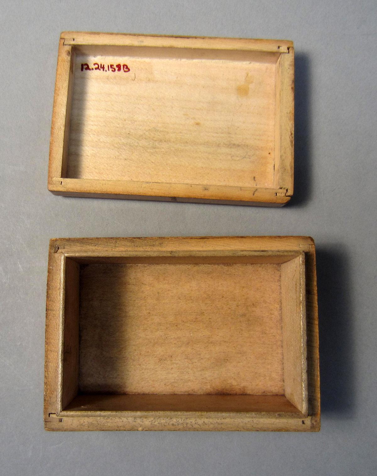 2012.0024.158 A-B Sewing box, Interior