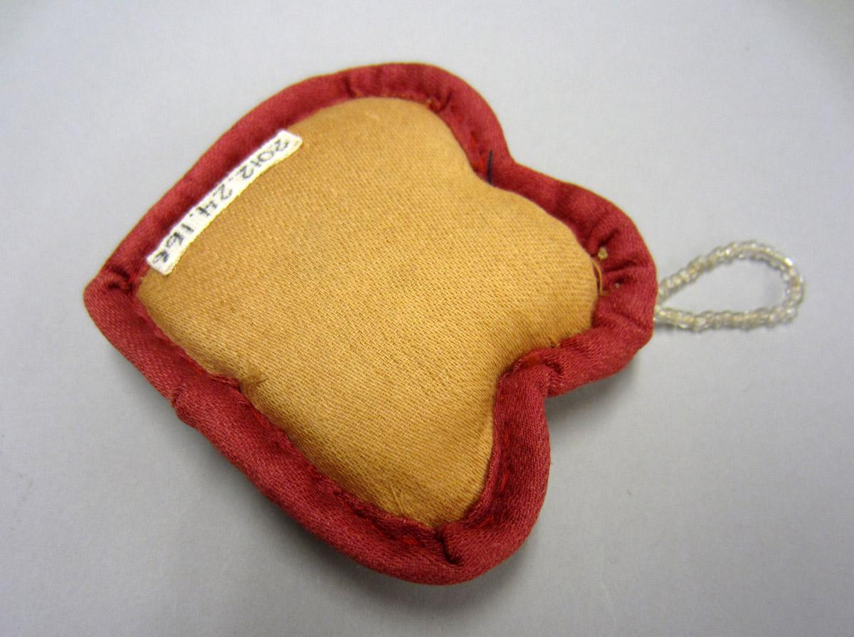 2012.0024.166 Pin cushion, Underside view 2
