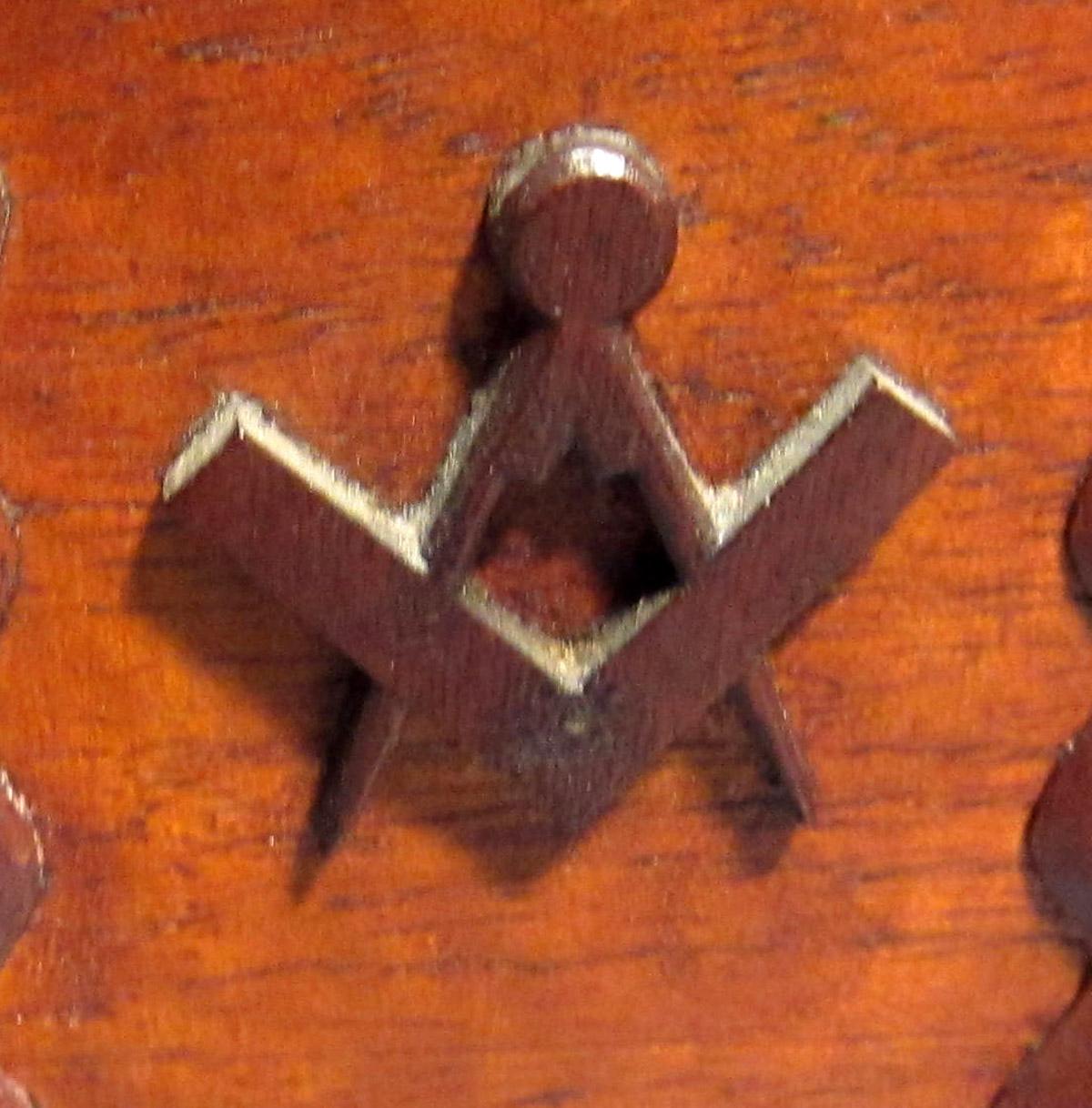 2012.0024.170 Sewing box, Emblem