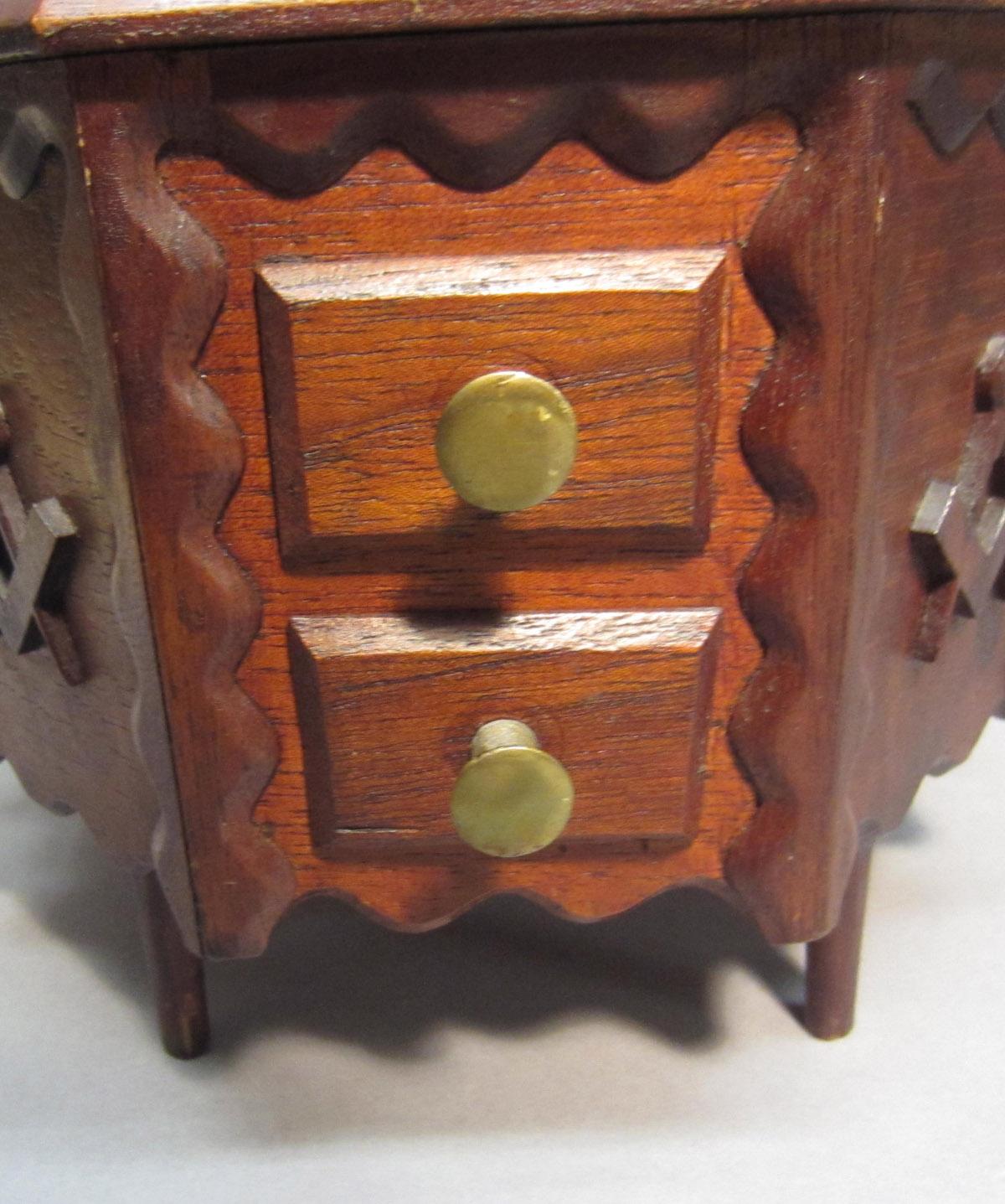 2012.0024.170 Sewing box, False drawers