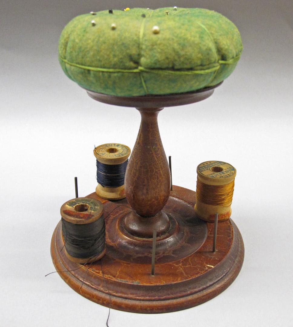 2012.0024.184 overall, Tool (for sewing), Pin cushion